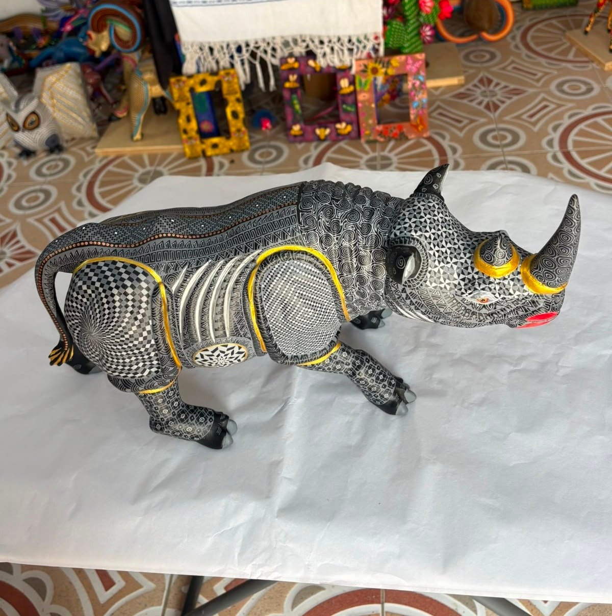 Rinoceronte alebrije en negro y dorado