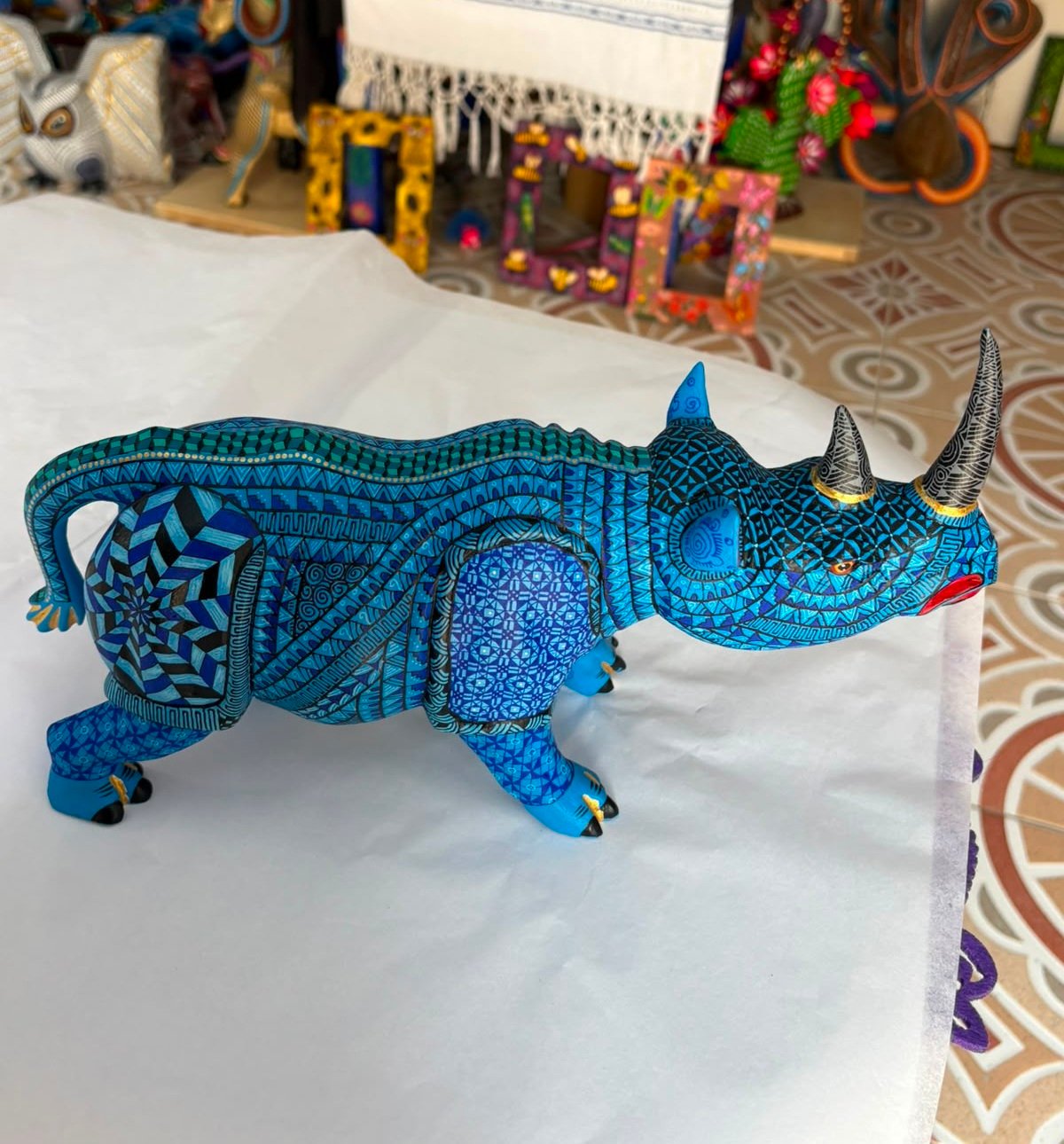 Rinoceronte alebrije multicolor en rojo y azul