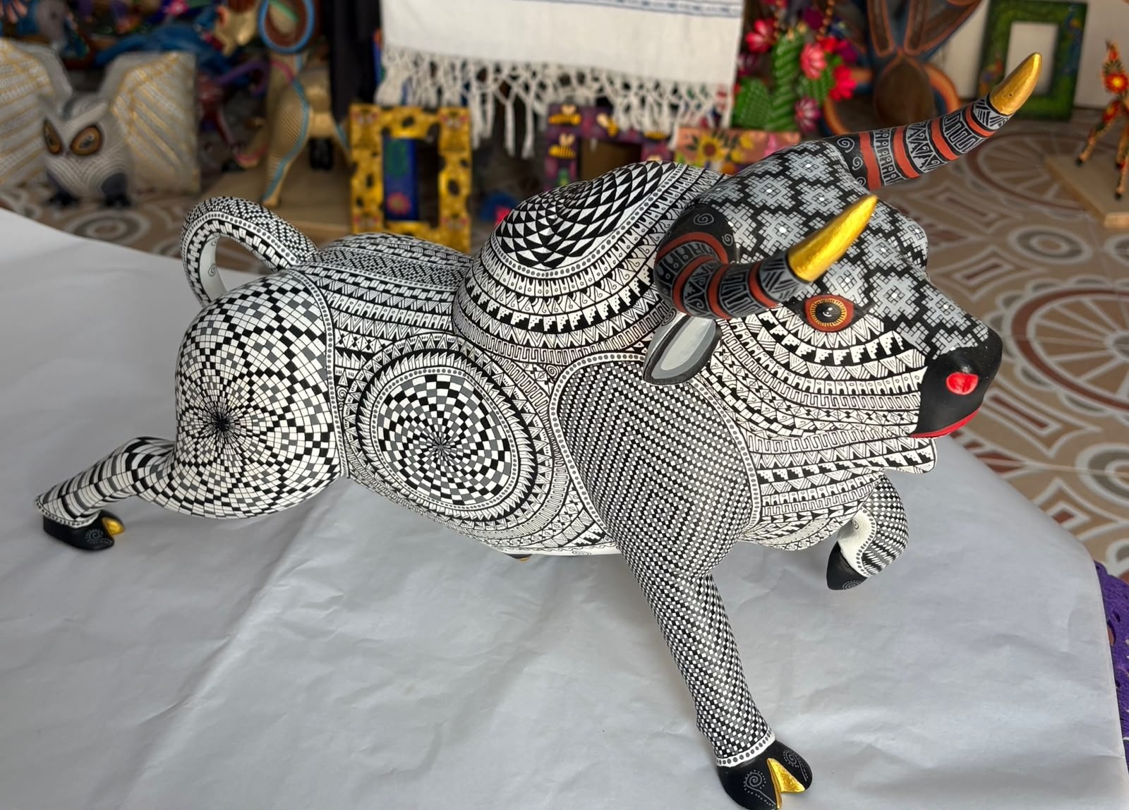 Toro alebrije en blanco y negro con cuernos dorados
