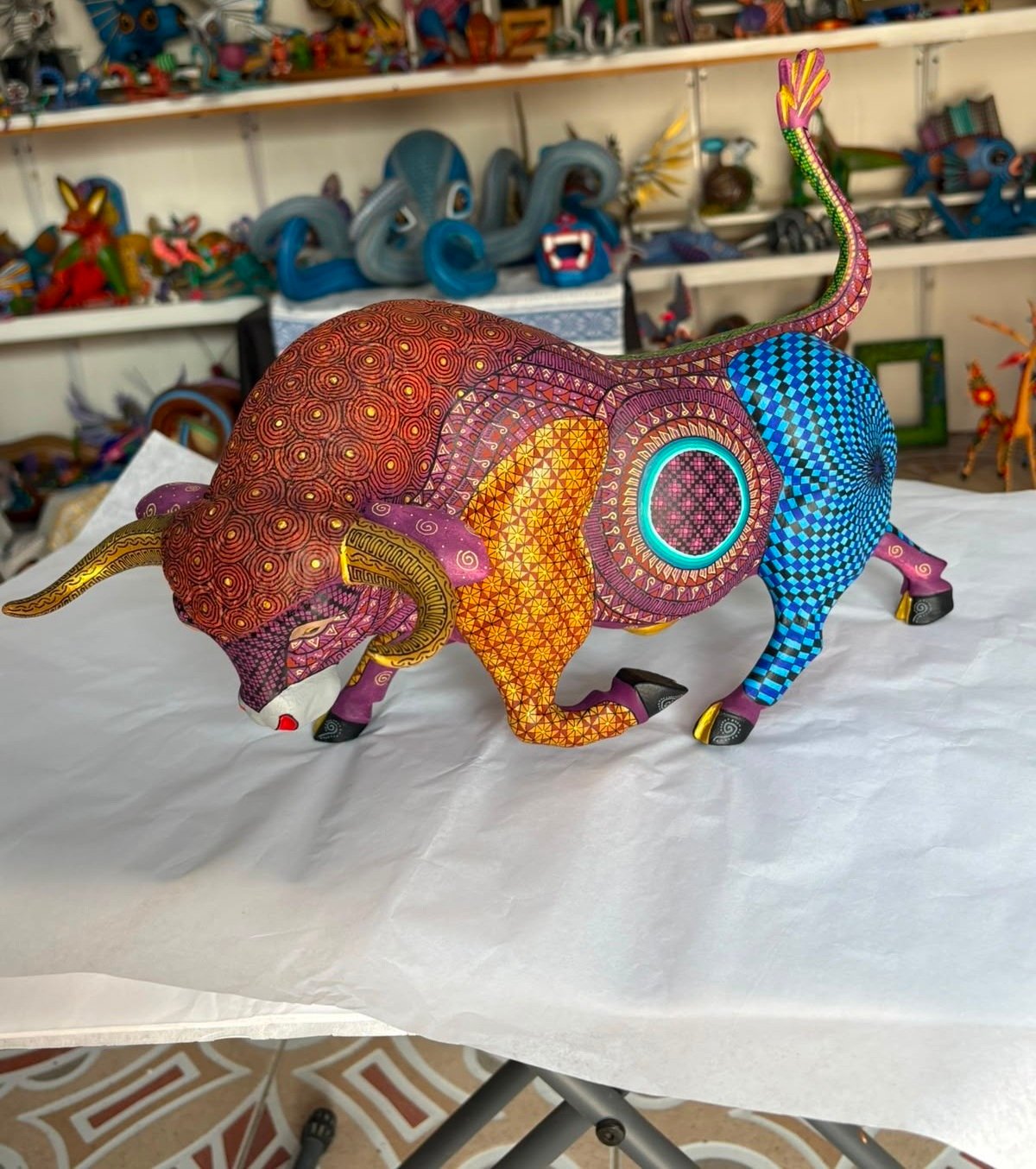 Toro alebrije multicolor en púrpura y azul